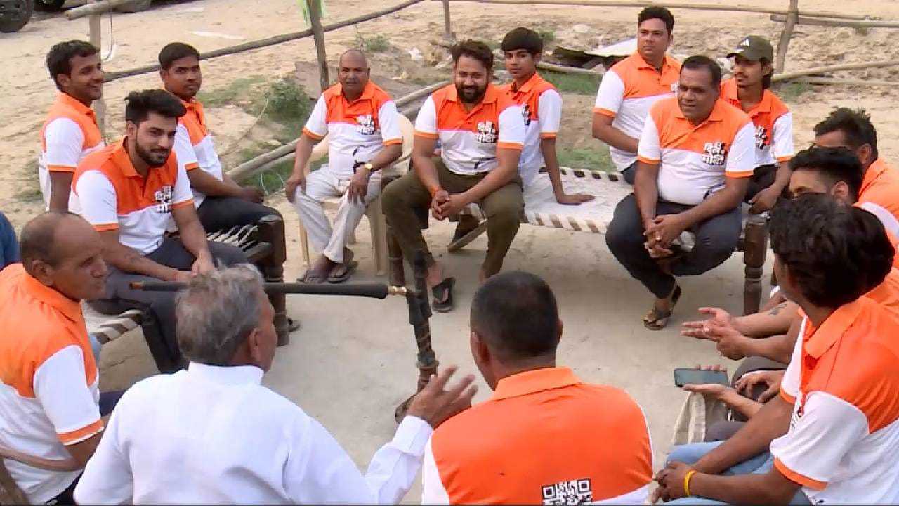 हर दिल में मोदी टीशर्ट पहने किसानों ने गिनाई मोदी सरकार की उपलब्धियां